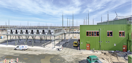 
Das Betriebsgebäude mit den Kühlwasserpumpen und die luftgekühlten 
Rückkühler sorgen für eine dauerhafte Prozesskühlung der Konverterstation 
an Land.

