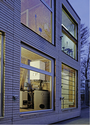 Das Hydronikmodul als Wärmepumpen-Innengerät (unten) ist mit einem 
Plattenwärmeübertrager, einer Umwälzpumpe, einem Ausdehnungsgefäß sowie 
einem Sicherheitspaket ausgestattet.


