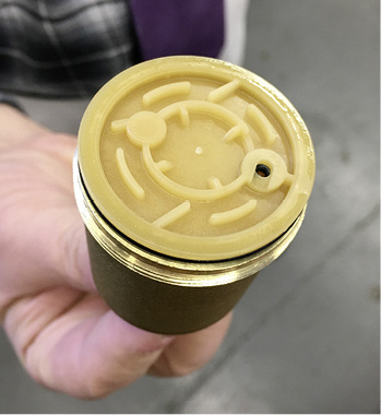 Die Luft, die aus dem Ventil drückt, wird gebremst, indem sie über eine 
Trennplatte mit Kanälen geführt wird.


