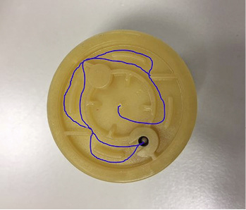 In diesen Kanälen (Luftführung in Blau) sind kleine Barrieren vorhanden, an 
denen das mit ausgetretene Wasser hängenbleibt. Das von der Heizungsanlage 
erwärmte Gehäuse des Schnellentlüfters sorgt anschließend dafür, dass 
die dort verbliebenen…