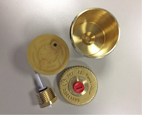 
Die Bauteile des Entlüftungsmechanismus bestehen aus dem 
temperaturbeständigen Polymer PK-EP, die O-Ringe des R99 aus dem elastischen 
EPDM und die Innenfeder des Entlüftungsventils aus vernickeltem 
nichtrostendem Edelstahl.

