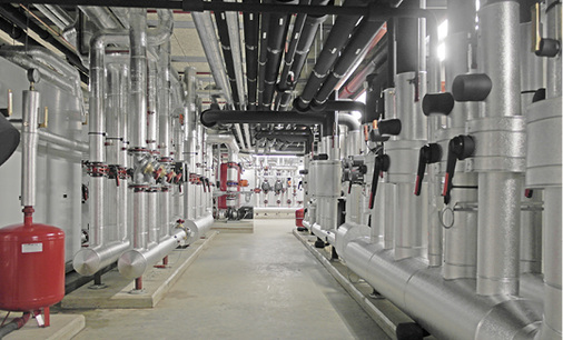 
Installationen der Gebäudetechnik in einem der technischen Räume in der 
Realität

