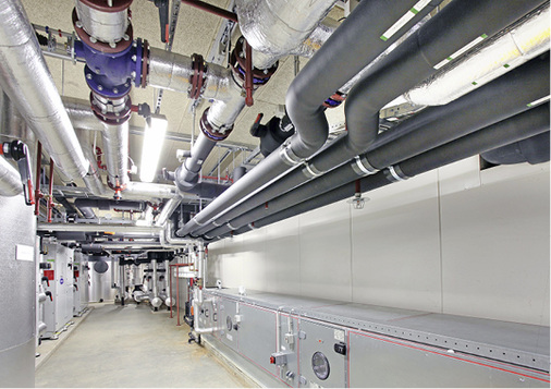 
Zur Isolierung der Leitungen und weiterer Anlagenteile in den 
Technikzentralen setzten die Mitarbeiter des Isolierbetriebs Riweltie BV 
AF/Armaflex Schläuche und Platten in Dämmschichtdicken von 16 und 19 mm 
ein.

