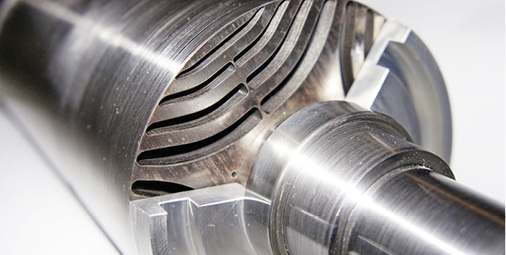 
Der Rotorblock eines Synchron-Reluktanzmotors, der aus einer Vielzahl von 
Blechen mit Aussparungen besteht.

