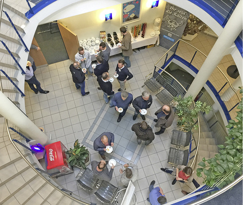 
In den Pausen diskutieren Kollegen miteinander.

