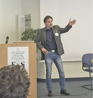 
NKF-Schulleiter Kai-Uwe Prüß während seines Vortrags

