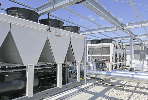 Die Maschinen liefern eine Gesamt- Kälteleistung von circa 2600 kW.


