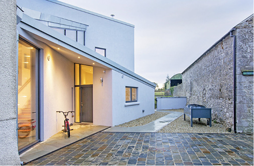 
Um eine möglichst gute Energiebilanz zu erzielen, wurde in beiden 
Gebäudeteilen ein ausgeklügeltes Heizungs- und Lüftungssystem eingebaut.

