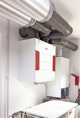 
Meist in den Kellerräumen installiert, benötigen die zentralen KWL-Geräte 
kaum kostbare Wohnfläche.

 - © Helios Ventilatoren

