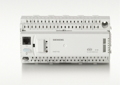 
Die Steuerzentrale RMB 795B von Siemens schlägt auf der Steuerungsebene die 
Brücke zwischen den Gewerken, indem sie die Kommunikation zwischen Elektro- 
und HLK-Technik auf KNX-Basis ermöglicht.

