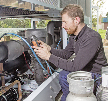
Toni Weber, Geschäftsführer von eru Kältetechnik, bei der Feinjustierung 
nach der Inbetriebnahme.

