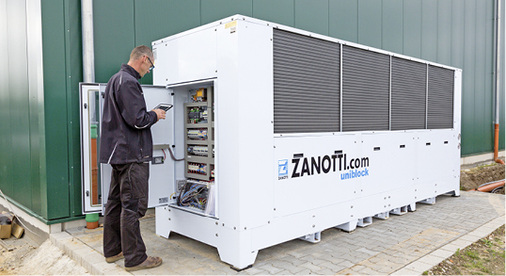 
Die Inbetriebnahme-Unterstützung vor Ort durch Jörg Erdmann vom Daikin 
Field Service

