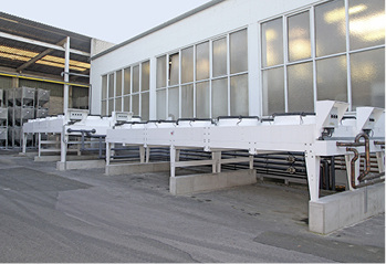 Bei der Split-Kälteanlage sind die Kältemittel-Verflüssiger im 
Außenbereich installiert. Freikühler nutzen in der kühlen Jahreszeit die 
Umgebungskälte – das spart Energie.


 - © L & R Kältetechnik


