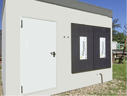 Aktivierte Betonfassade als solarer Massivabsorber, ergänzt um zwei 
Photovoltaik-Module.


