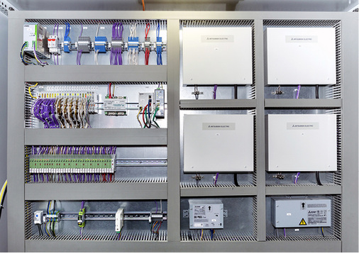 Vier Controllerboxen verbinden die Klimaaußengeräte und die Lüftungsanlage 
steuerungstechnisch miteinander.


 - © Mitsubishi Electric

