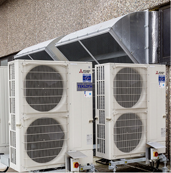 Vier Mr. Slim-Außengeräte versorgen die Wärmeregister der Lüftungsanlage 
im monovalenten Betrieb bedarfsgerecht mit Wärme und Kälte.


 - © Mitsubishi Electric


