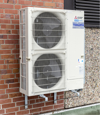 
Zusätzlich zur Versorgung über die Lüftungsanlage übernehmen separate 
Außengeräte eine Konditionierung der Raumluft, die die einzelnen Bereiche 
dezentral kühlen oder heizen können.

