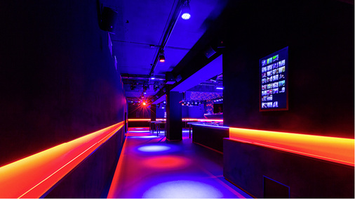 
Die unterschiedlichen Lichtszenarien können ebenso wie die exakte 
Raumtemperatur von einem Smartphone aus gesteuert werden.

