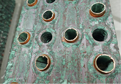 Bild 2: Kupferlamelle mit einer bereits stark ausgeprägten grünen Patina, 
die eine fest anhaftende, schützende Deckschicht bildet.


