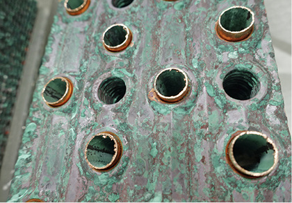Bild 2: Kupferlamelle mit einer bereits stark ausgeprägten grünen Patina, 
die eine fest anhaftende, schützende Deckschicht bildet.


 - © Güntner

