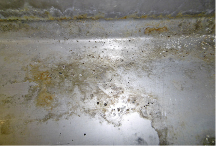 
Bild 3: Die äußerlich eher unscheinbare Lochkorrosion verläuft 
nadelstichartig in die Tiefe des Materials.

