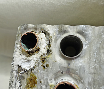 
Bild 4: Bei der Kontaktkorrosion bestehen die Anode und Kathode aus 
unterschiedlichen Metallen/Legierungen mit verschiedenen elektrochemischen 
Potenzialen. Sie sind leitend miteinander verbunden. Der Partner mit dem 
geringeren Potenzial löst sich auf…