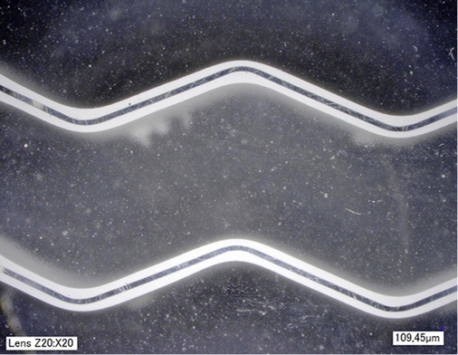 
Bild 5: Die mikroskopische Aufnahme eines Lamellenquerschnitts zeigt die etwa 
200 µm starke und gleichmäßig aufgetragene 
Korrosionsschutz-Pulverbeschichtung des Güntner Coil Defender.

 - © Güntner

