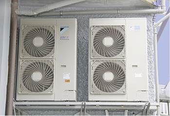 Neben der Mini-ZEAS (r.) kommt auch eine Mini VRV (l.) zum Einsatz: Damit ist 
die VRV-Technologie auch für kleinere Leistungsbereiche erhältlich und mit 
ihren kompakten Außenmaßen für Wohnungen oder kleinere Gewerbeeinheiten 
mit wenig Stellfläche…