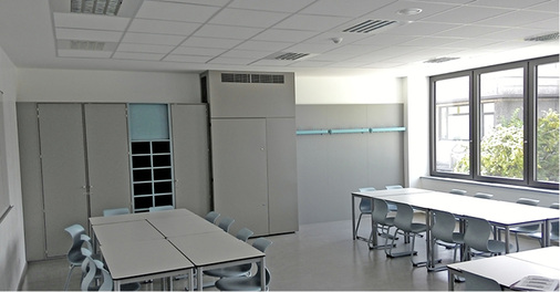 Das Lüftungs-Standgerät fügt sich sowohl farblich als auch optisch ins 
Raumambiente des Klassenzimmers ein.


 - © Maico

