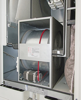 
Wandhängendes zentrales Wohnungslüftungsgerät von Systemair 
(VR 400 DCV/DE) mit einem Rotor als Wärmeübertrager und zur 
Rückgewinnung von Luftfeuchtigkeit bei zu trockener Außenluft.

 - © Systemair

