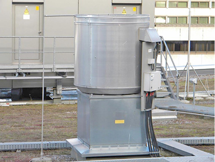 
Einer von insgesamt 86 Entrauchungskaminen auf dem Dach des Terminals 1

