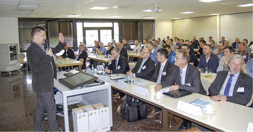 
Mit knapp 90 Teilnehmern war der Vortragssaal der Bundesfachschule voll 
besetzt. BFS-Geschäftsführer Jörg Peters begrüßt die Gäste.

