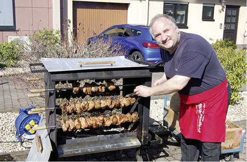 
Leckere thüringische Spezialitäten vom Grill bot der gelernte 
Bäckermeister und Kälte- und Klimaanlagenbauer Jürgen Hübner aus 
Vollmershain.

