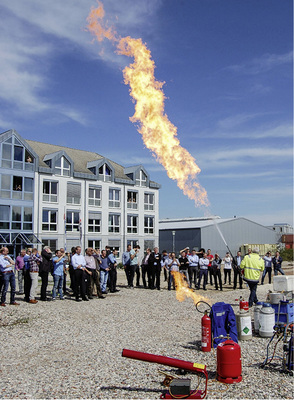
Martin Krude, Westfalen AG, demonstrierte nach der Mittagspause 
eindrucksvoll, worauf man beim Umgang mit brennbaren Kältemitteln achten 
muss.

