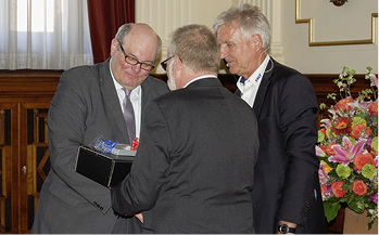 
Ein Präsent für den belgischen Botschafter Ghislain D´hoop (l.) aus den 
Händen von VDKF-Vizepräsident Reinhard Jeschkeit (Mitte) und 
VDKF-Geschäftsführer Norbert Hengstermann (r.).

