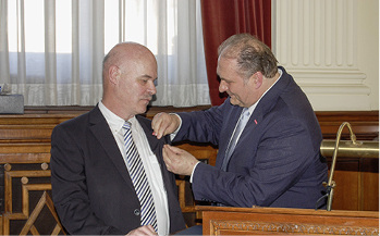
Im Anschluss an die Ansprache von ZDH-Präsident Peter Wollseifer (r.) wurde 
Bundesinnungsmeister Heribert Baumeister (l.) für sein Engagement in der 
Branche mit dem Handwerkszeichen des ZDH in Gold ausgezeichnet.

