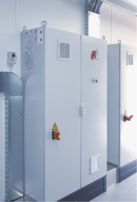 
Der Schaltschrank-Bau und die Software-Programmierung zählen zu den 
L & R-Kernkompetenzen.

