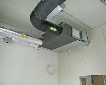 
Dezentrale Lüftungssysteme (Montagebeispiel) sorgen für den erforderlichen 
Frischluftanteil.

