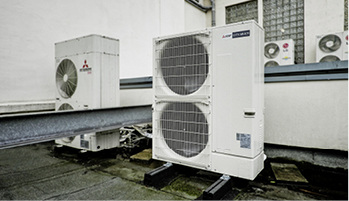 
Das Pumy+ System ist ein Multitalent für kommerzielle Anwendungen. Es 
kombiniert Klimatisierungskomponenten, die als Direktverdampfungssysteme 
arbeiten und bietet zugleich die Vorzüge eines wassergebundenen Heizsystems.

 - © Mitsubishi Electric

