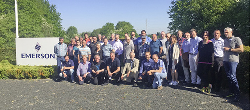 
Gruppenfoto mit Lehrern und den Gastgebern von Emerson auf dem Werksgelände 
in Welkenraedt

