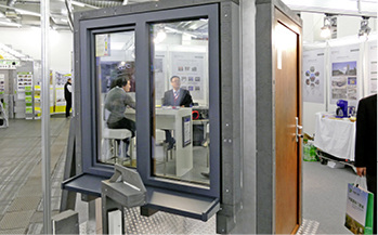 
Durch hocheffiziente Fenstersystemtechnik mit standardisierten Einbaurahmen 
und Abdichtungssystemen können die Kosten für Baustellenlogistik und 
Montage signifikant gesenkt werden.

