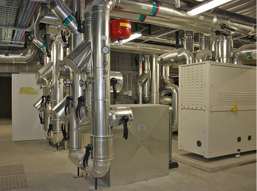 
Blick in die Heiz- und Klimatisierungszentrale mit Plattenwärmeübertragern 
für den Kondensationskreis der Grundwasser-Wärmepumpen.

