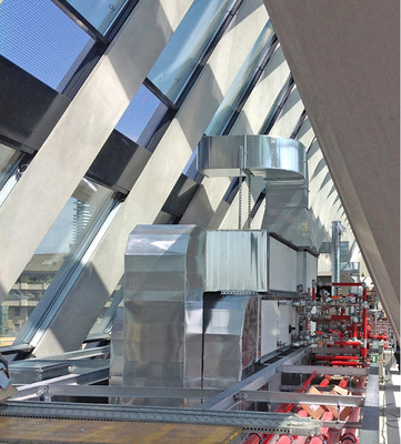 
Klimatisierungssystem im Gebäudedach mit den fluidtechnischen 
Verteileinrichtungen.

