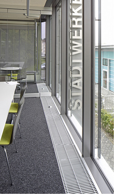 
Bei großflächigen Fensterfronten und transparenten Trennwänden bewirkt das 
Bodenkanalsystem Katherm HK auch bei höheren Kühllasten ganzjährig ein 
angenehmes Raumklima.

