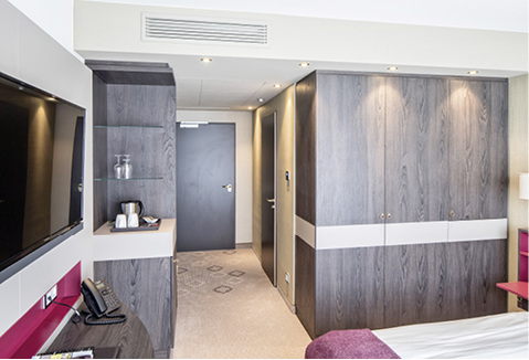 
Gehobene Komfortansprüche auf den Gästezimmern gewährleisten die leise 
arbeitenden und optisch ansprechend integrierbaren Fan Coils Venkon.

