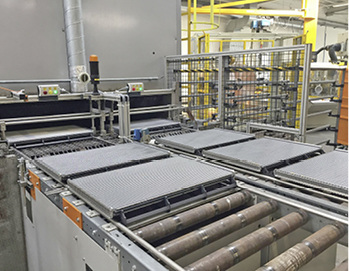 
Nutzfahrzeug-Wärmeübertrager auf dem Weg zum Lötofen

