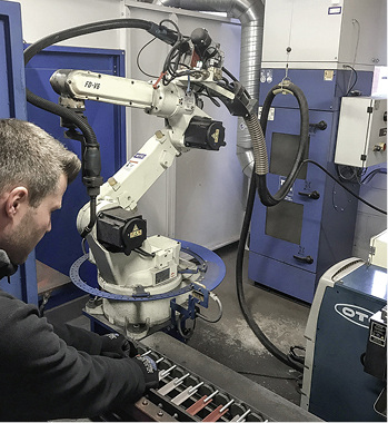 
Absauganlagen Filtercube (hinten) sorgen für saubere Luft am Arbeitsplatz.

