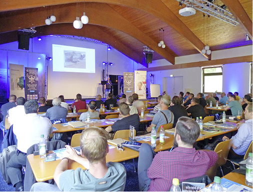 
Die beeindruckende Lokation war sehr gut gefüllt.

