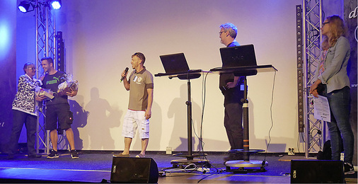 Überraschende Geschenke auf der Bühne (v. l.): Iris Wolf-Bormann, Björn 
Engel, Wolfgang Schäfer, Dirk Rehfeld, Myriam Moldenhauer (WDL)


