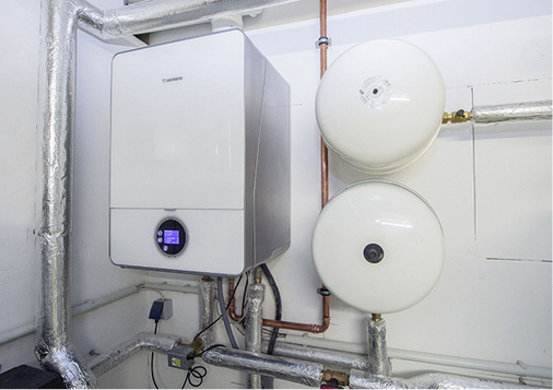 
Das Gas-Brennwertgerät Condens 9000i hat die Effizienzklasse A+. Weil es in 
dem Mehrfamilienhaus einen großen Warmwasserverbrauch gibt, ist es sparsamer 
und deutlich rentabler als ein elektrischer Zuheizer.

 - © Junkers Bosch

